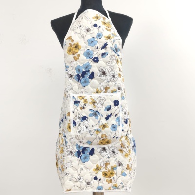Avental floral branco com flores azuis e amarelas destacado em manequim preto