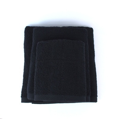 Conjunto de três toalhas pretas empilhadas sobre fundo branco