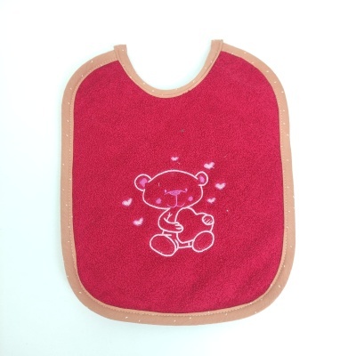 Babete vermelho escuro com urso e corações branco e bordas bege com pontos brancos