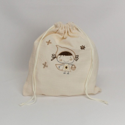 Saco de tecido cru com desenho bordado de criança e motivos florais.
