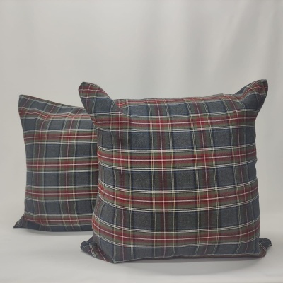 Duas almofadas quadradas xadrez cinza e vermelho