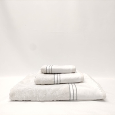 Conjunto de três toalhas brancas com faixas cinza empilhadas sobre fundo branco