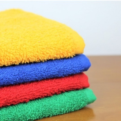 Pilhas de toalhas coloridas em microfibra na mesa