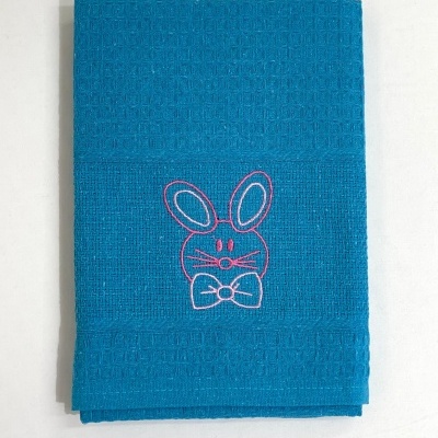 Pano de cozinha azul com bordado de coelho rosa