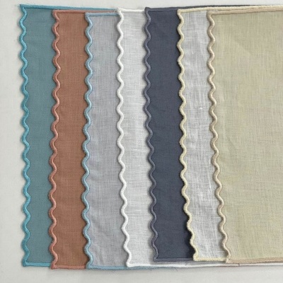 Tecidos finos coloridos com bordas onduladas lado a lado