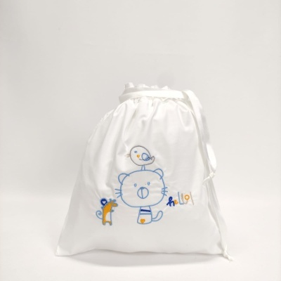 Saco branco de tecido com bordado de gato, pássaro e texto 'hello' colorido