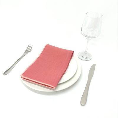 Conjunto talheres metal prateado, prato branco, guardanapo rosa e copo transparente