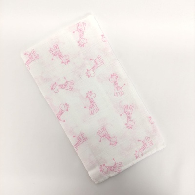 Fralda branca com padrão de girafas cor-de-rosa