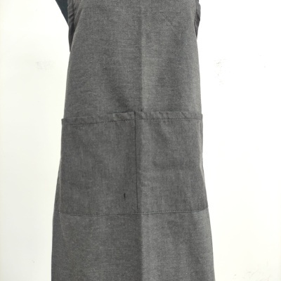 Avental cinzento com bolsos frontais sobre fundo branco