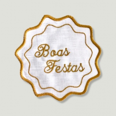 Etiqueta de tecido branco com bordado dourado 'Boas Festas'