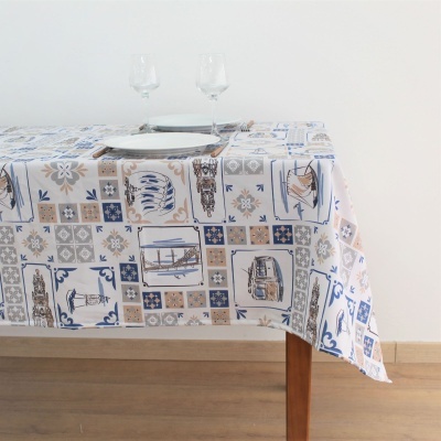 Toalha de mesa colorida padrão barcos e flores sobre mesa de madeira