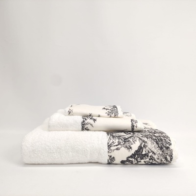 Conjunto de toalhas brancas com detalhes em padrão preto sobre fundo branco