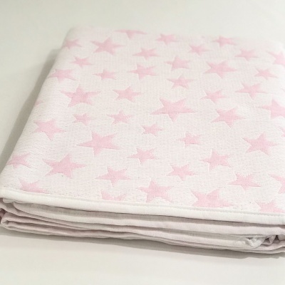 Tecido branco com estrelas cor-de-rosa dobrado