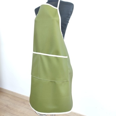 Avental verde com bordas brancas exibido em manequim preto