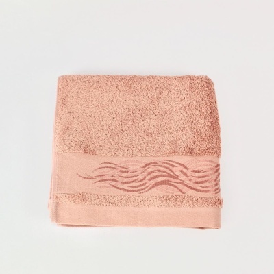 toalha de banho salmão com faixa decorativa e textura felpuda