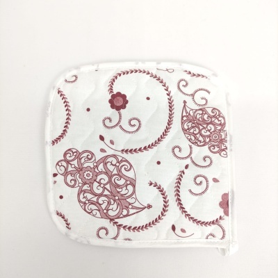 Toalhete quadrado branco com padrão vermelho de folhas e flores