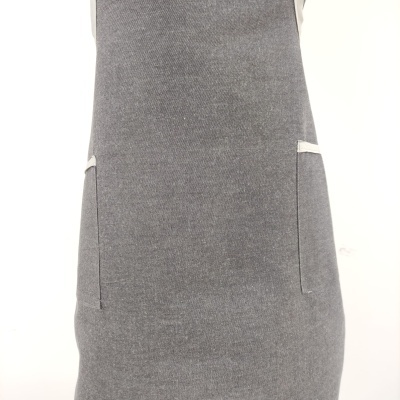 Vestido cinzento com bolsos frontais e detalhes brancos