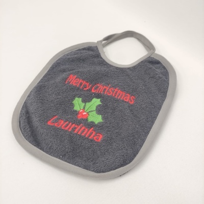 Babete de bebé cinzento com bordado de natal e nome Laurinha
