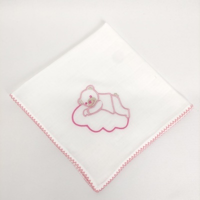Lenço branco com bordado de ursinho rosa e costura rosa na borda