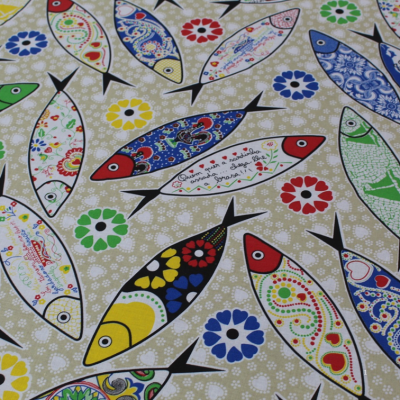 Pano com padrão de peixes coloridos e flores sobre fundo bege com pequenos padrões florais