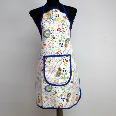 Avental tecido branco com padrão floral e bordas azuis