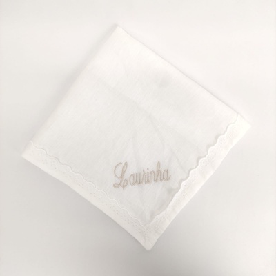 Lenço branco com bordado Lavinha e borda ondulada