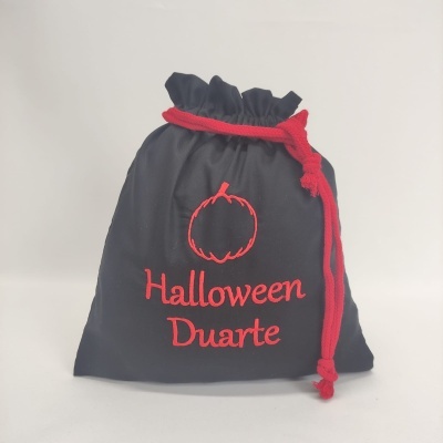 Saco preto com cordão vermelho e bordado 'Halloween Duarte'.