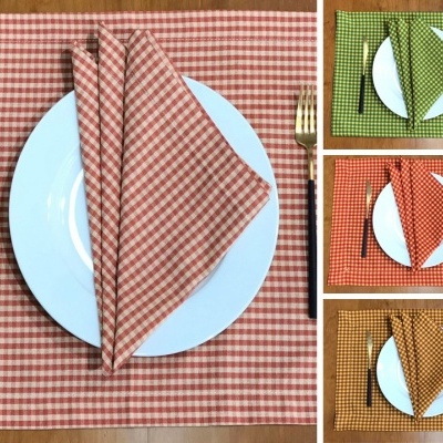 Jogos americanos xadrez com pratos brancos, guardanapos e talheres