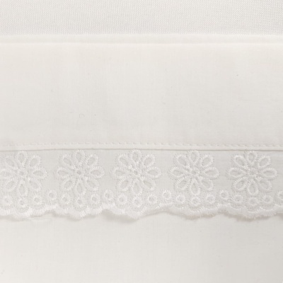Tecido branco com renda floral branca na borda