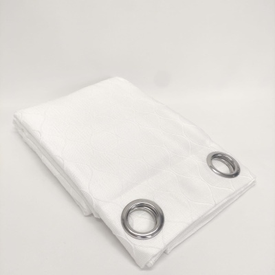 Cortinado branco com ilhós metálicos e padrão texturizado