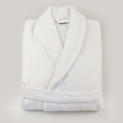 Robe de banho branco dobrado com textura tipo waffle