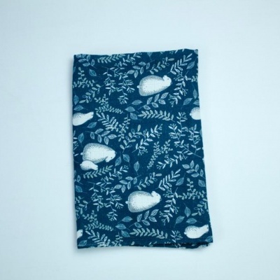 Toalha azul escuro com coelhos e folhas brancas