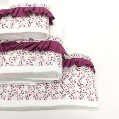 Toalhas de banho brancas com padrão de folhas roxas e folho roxo