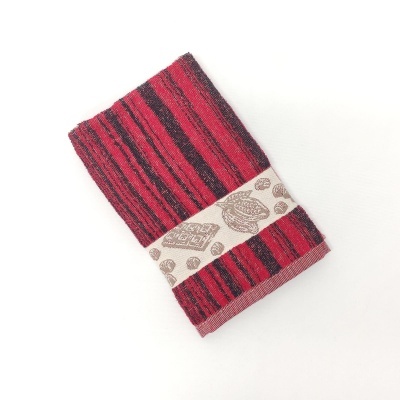Toalha riscada vermelha e preta com faixa estampada com folhas