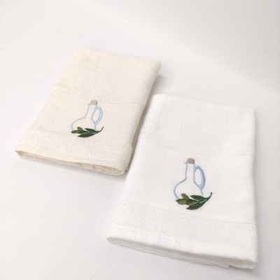 Conjunto de duas toalhas de banho com bordado de garrafa de azeite