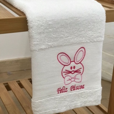 Toalha branca de algodão com bordado rosa de coelho e texto Feliz Páscoa