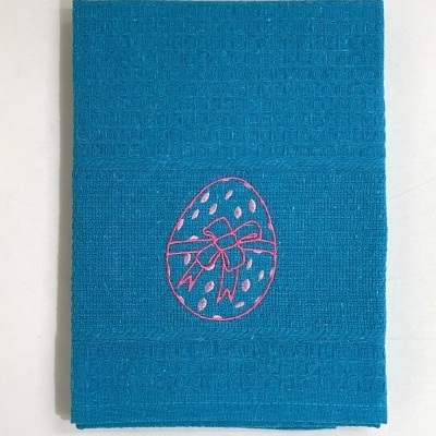 Toalha azul com bordado rosa de ovo de Páscoa com laço