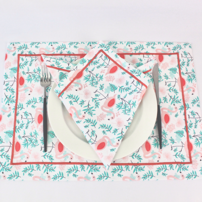 Conjunto de suportes e guardanapo com padrão floral em tecido branco