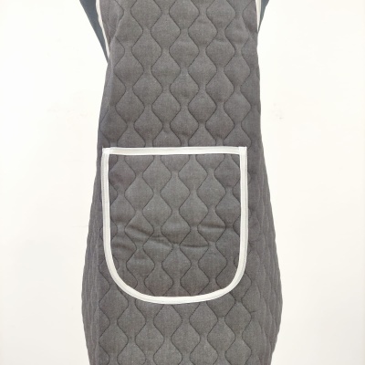 Avental acolchoado cinzento escuro com bolso branco