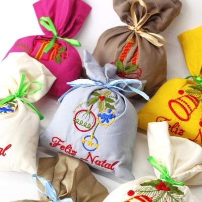 Sacolas de tecido natalícias coloridas com bordados e frase Feliz Natal