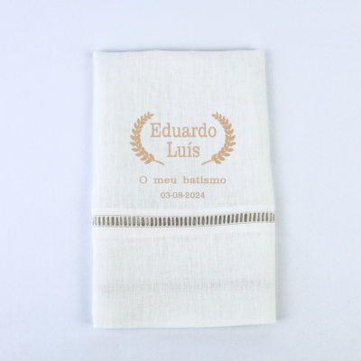 Toalha branca bordada para batismo com nome, frase e data em dourado