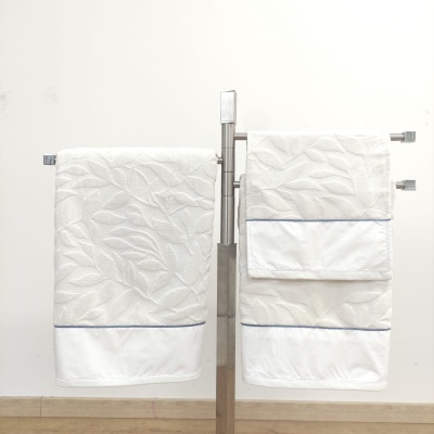 Conjunto de toalhas de banho brancas com padrão de folhas em relevo