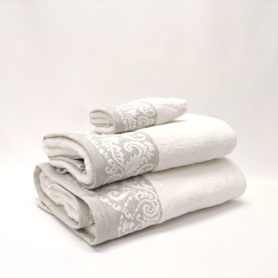 Conjunto de três toalhas brancas com padrão cinzento decorativo