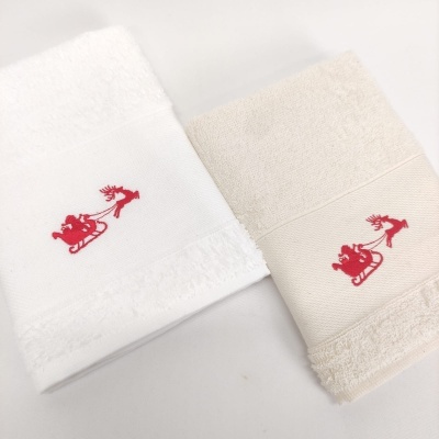 Toalhas de banho branco e bege com bordado de Papai Noel vermelho