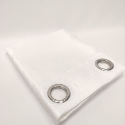 tecido branco com ilhóses metálicos