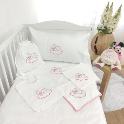 Conjunto de roupa de bebé branca com bordado de ursinho rosa numa nuvem cor-de-rosa