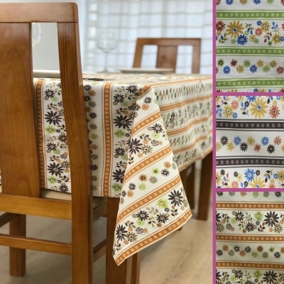 Toalha de mesa com padrão floral colorido em mesa de madeira