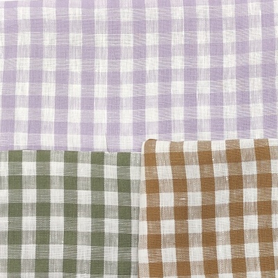 Três tecidos xadrez em lilás, verde e castanho