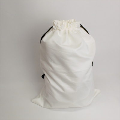 Saco de tecido branco com cordão preto sobre fundo branco