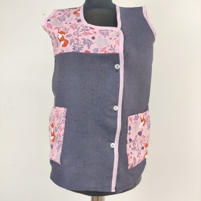 Colete cinzento com detalhes rosa e estampado de raposas em manequim